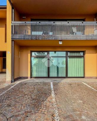 NEGOZIO A GARDONE RIVIERA