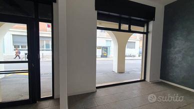 Negozio ampie vetrine centro storico Vicenza