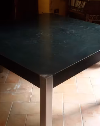 Tavolo di design in legno e acciaio