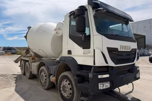 IVECO TRAKKER 400 con betoniera Liebherr