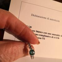 anello in oro bianco con smeraldo