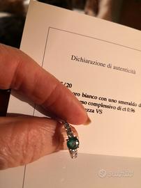 anello in oro bianco con smeraldo