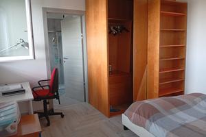 Stanza e bagno privato a studentessa universitaria