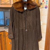 Cappotto di camoscio con collo di visone