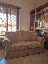 Divano classico a due posti con poltrona e pouf