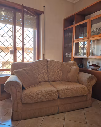 Divano classico a due posti con poltrona e pouf