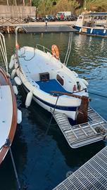 Barca con motore entrobordo in vetroresina