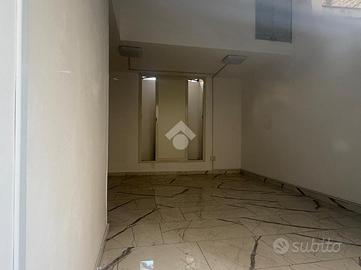 NEGOZIO A GIUGLIANO IN CAMPANIA