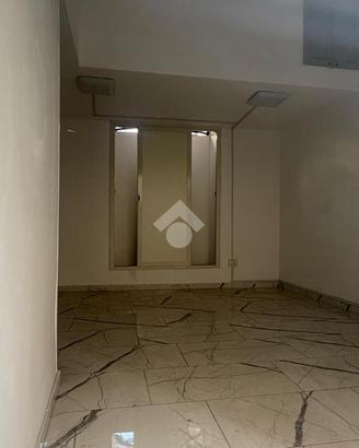 NEGOZIO A GIUGLIANO IN CAMPANIA