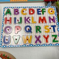 Lavagnetta in legno con finestre lettere alfabeto