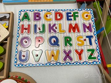 Lavagnetta in legno con finestre lettere alfabeto