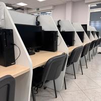 Postazioni scrivanie per  call center complete