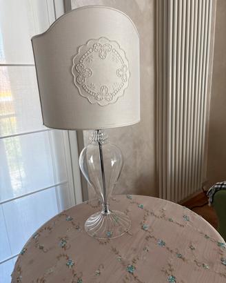 Lampada da tavolo vetro e stoffa ricamata