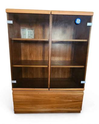 vetrina con ripiani in legno