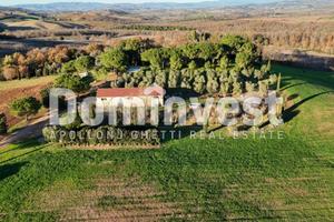 Rustico / Casale di 1000 m² con più di 5 locali a 