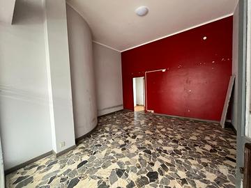 Negozio con ampia vetrina e servizi