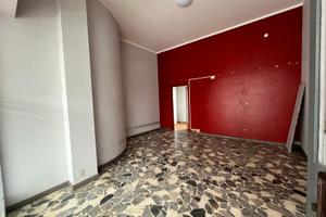 Negozio con ampia vetrina e servizi