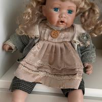 Bambola di porcellana seduta bionda