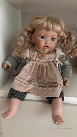 Bambola di porcellana seduta bionda