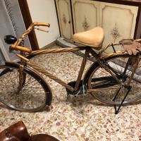 Bicicletta vintage in midollino