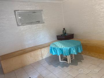 divani, tavolo, tappeto e comodino