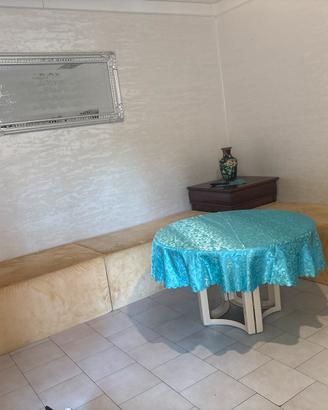 divani, tavolo, tappeto e comodino