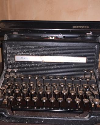 Macchina da scrivere Olivetti M40/3