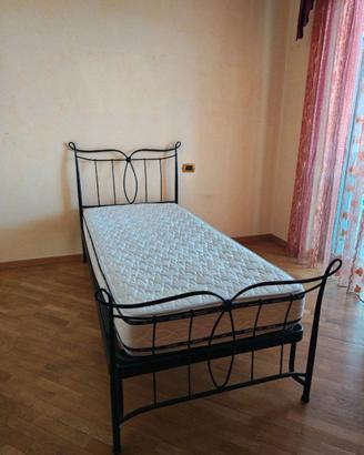 Letto Singolo in Ferro Battuto Nero con Materasso