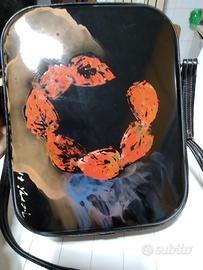 Borsa nera con lato dipinto