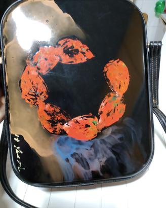 Borsa nera con lato dipinto