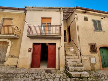 3 vani e 2 wc, con taverna, deposito e cantina