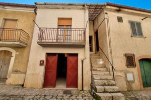 3 vani e 2 wc, con taverna, deposito e cantina