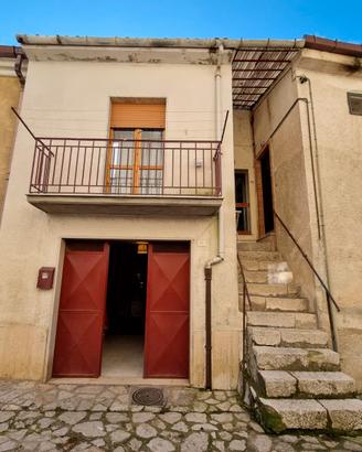 3 vani e 2 wc, con taverna, deposito e cantina