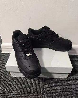 Nike Air Force 1 nere EU43