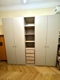 Armadio guardaroba nuovo con ripiani estraibili.