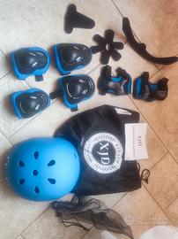 set di protezione per bambini,casco ecc... € 7