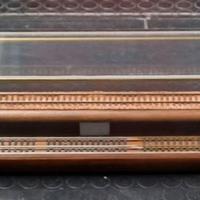 Teca in plexiglass con telaio e base in legno.
