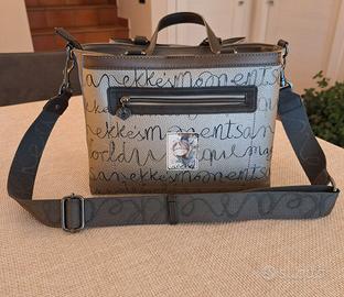Borsa a mano con tracolla ANEKKE modello Manifesto