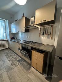 Cucina completa con elettrodomestici