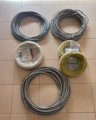 Vari cavi elettrici nuovi.