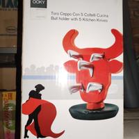 Toro rosso a ceppo con 5 coltelli