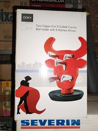 Toro rosso a ceppo con 5 coltelli