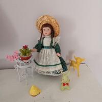 Bambolina con porta vaso e animaletti in miniatura