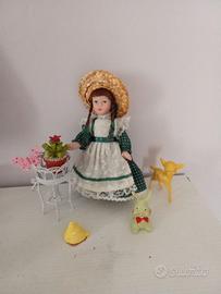 Bambolina con porta vaso e animaletti in miniatura