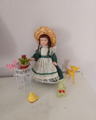 Bambolina con porta vaso e animaletti in miniatura