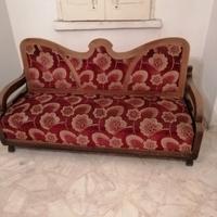 divano velluto poltrone tavolino vintage salone