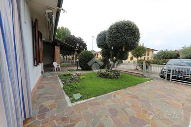 VILLA A SCHIERA A MARMIROLO