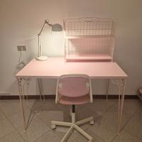 Scrivania e scaffale in legno e ferro battuto rosa