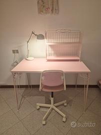 Scrivania e scaffale in legno e ferro battuto rosa