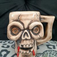 Tazza grande a forma di teschio in ceramica 